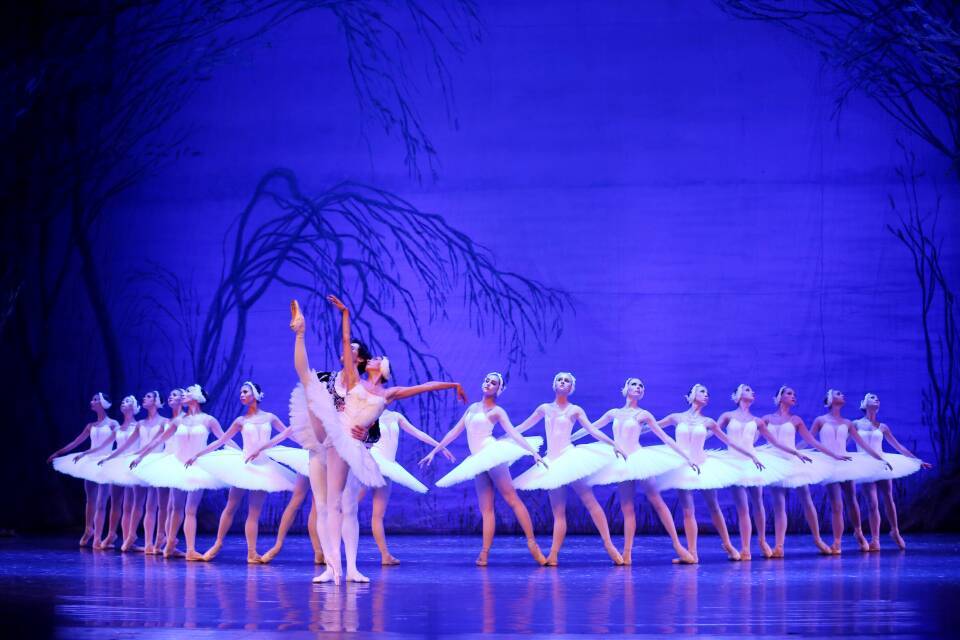 "Ice Ballet" Ignites the Passion of Phoenix Mountain