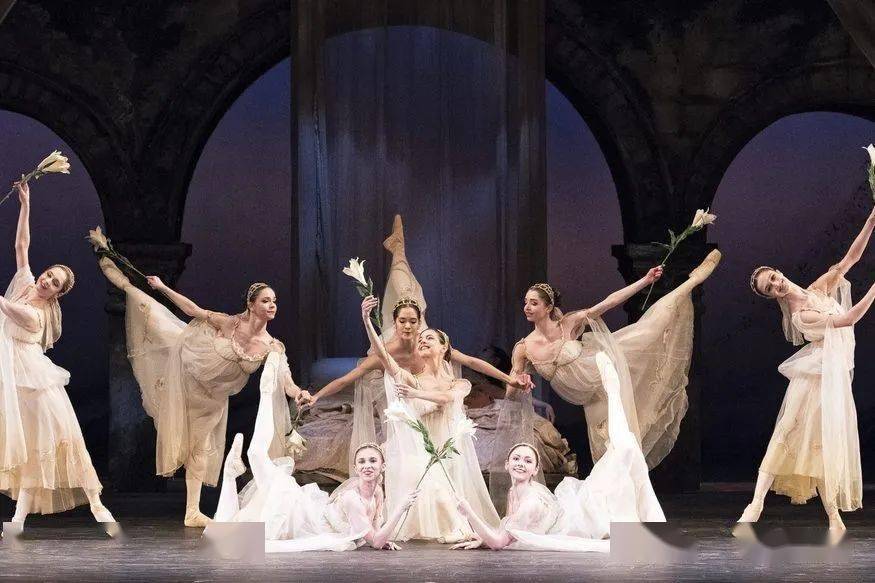 The head of the Mariinsky Theatre Ballet is touring Beijing