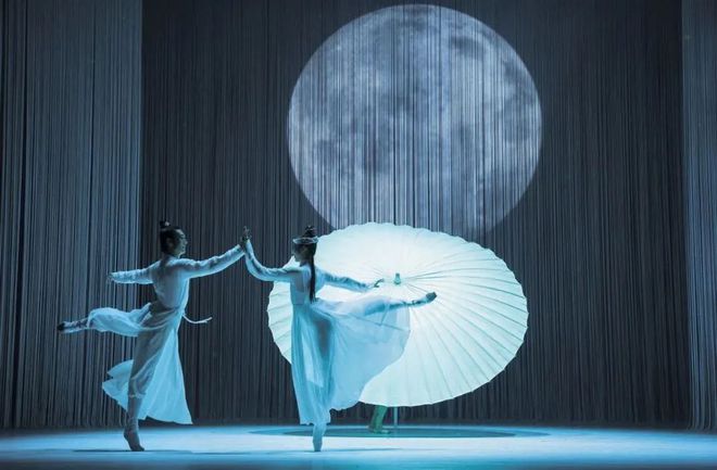 Interpreting Chinese Romance with Ballet